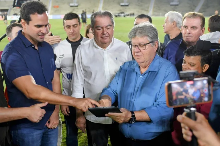 João Azevêdo entrega novo sistema de iluminação do Amigão e destaca modernização dos estádios paraibanos
