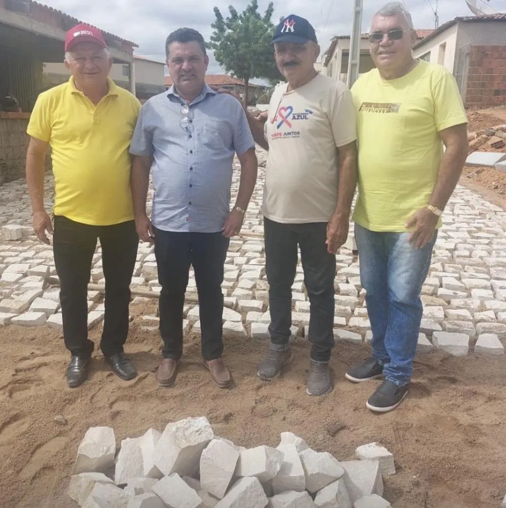 Luiz Claudino visita às obras de pavimentação com paralelepípedo no Sítio Espera|Foto: Divulgação