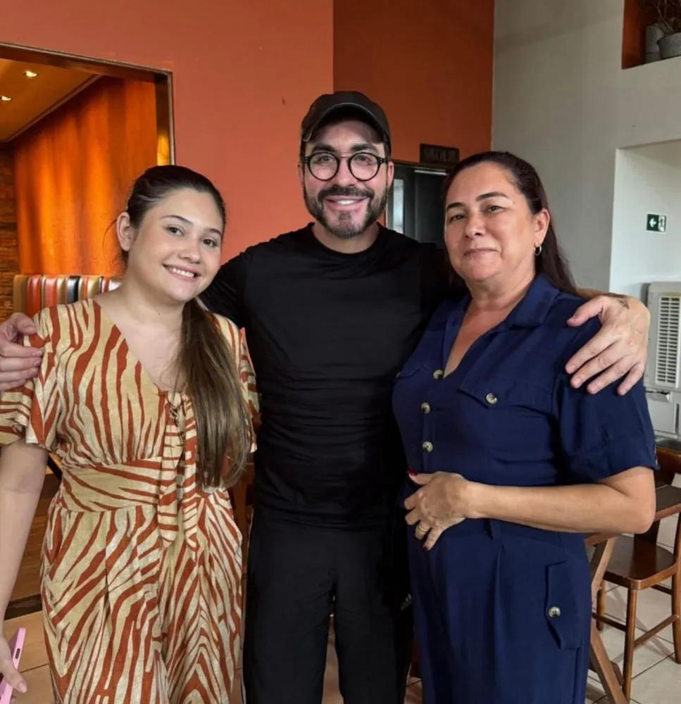 Padre Fábio de Melo almoça em restaurante de Cajazeiras, vai à academia e agita fãs 
