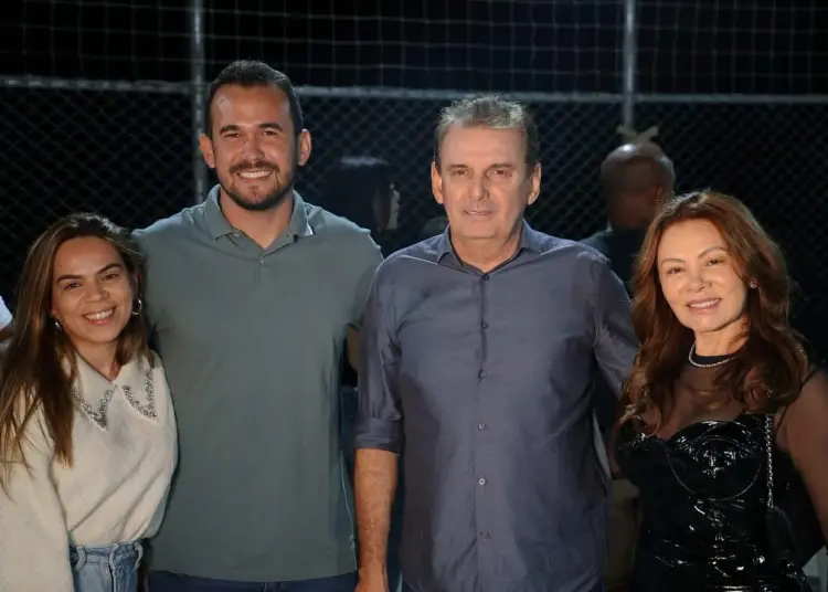 Ao lado do prefeito Vicente Neto e da comunidade, Chico Mendes prestigia Festival de Inverno|Foto: Divulgação