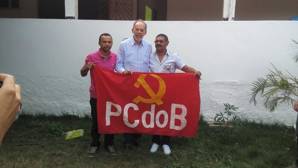 Professor Bezerra à direita na foto 