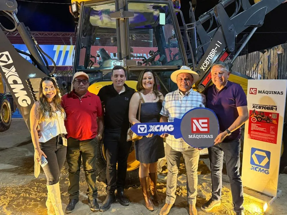 Em São João do Rio do Peixe, Luiz Claudino recebe nova retroescavadeira e reforça infraestrutura rural