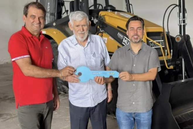 São José de Piranhas recebe retroescavadeira|Foto: Divulgação