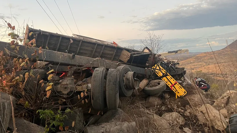 Caminhão capota na PB-400 entre São José de Piranhas e Monte Horebe; uma pessoa morre e duas ficam feridas