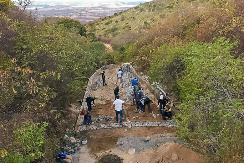 Prefeito Bal Lins inspeciona obra de pavimentação da Serra do Braga|Foto: Divulgação