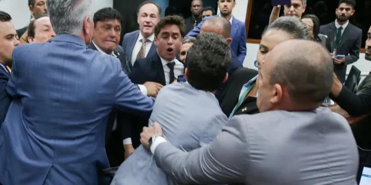 Em caso de suspensão do mandato, a Polícia Legislativa fica autorizada a fazer o uso da força para retirar os parlamentares que participam da ocupaçã