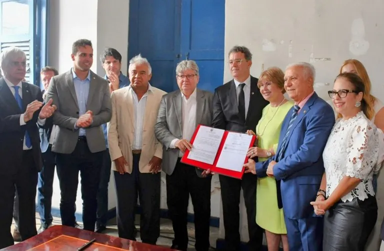 REPERCUTE: João Azevêdo assina cessão de uso do Casarão dos Azulejos para implantação do Museu da Justiça Eleitoral e autoriza reforma do prédio