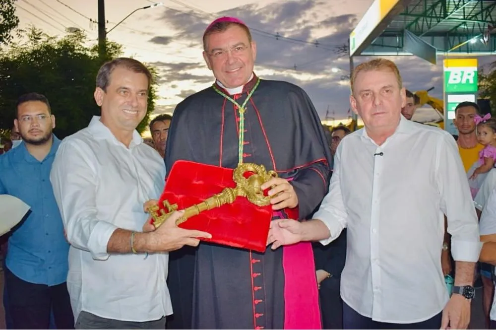 Prefeito Bal e o deputado Chico Mendes recepcionam o Bispo|Foto: Divulgação