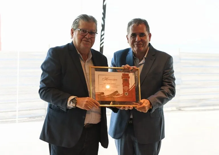 João Azevêdo é homenageado pela Revista Painel Empresarial pelos investimentos em infraestrutura e resultados da economia do Estado