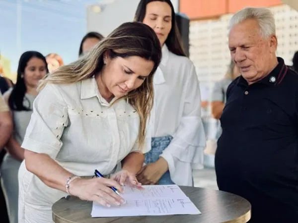 Corrinha Delfino assina ordem de serviço para reforma e ampliação da policlínica Oreida Guedes, em Cajazeiras