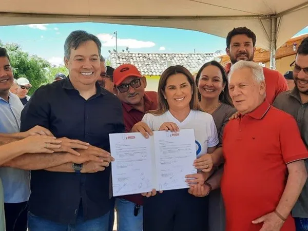 Corrinha Delfino assina ordem de serviço para pavimentação no sítio Catolé|Foto: Assessoria