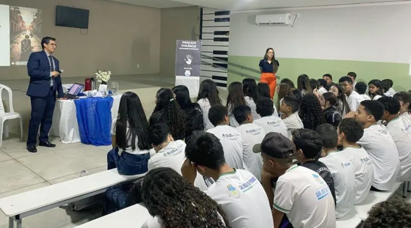 Em São José de Piranhas, juiz alerta estudantes sobre o perigo das drogas