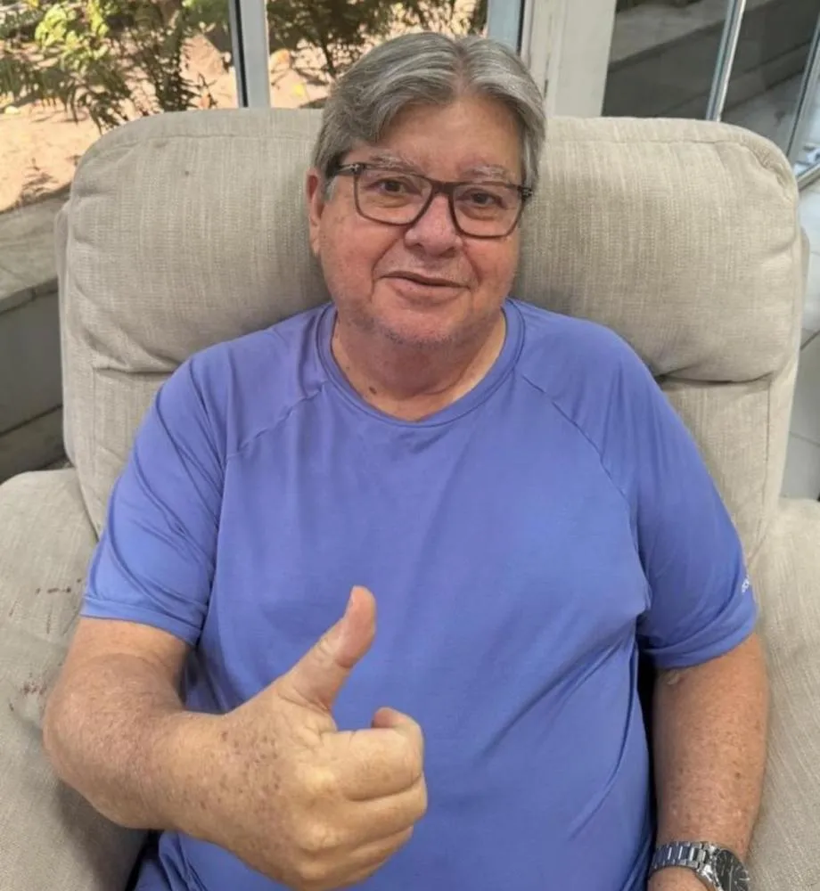Governador João Azevêdo agradece orações e apoio após cirurgia e se recupera em casa
