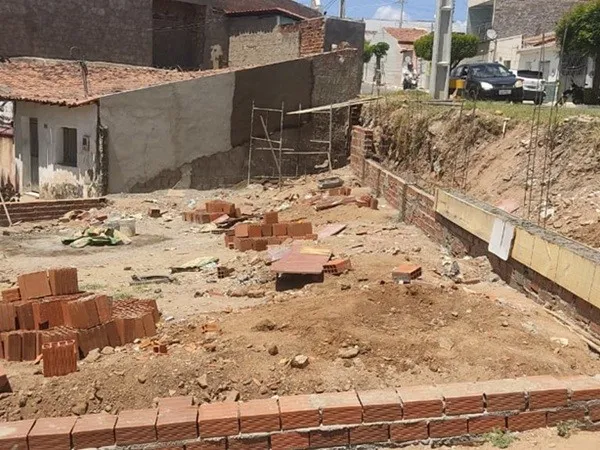 Prefeitura de Cajazeiras inicia construção de praça na Rua Santo Antônio|Foto: Assessoria