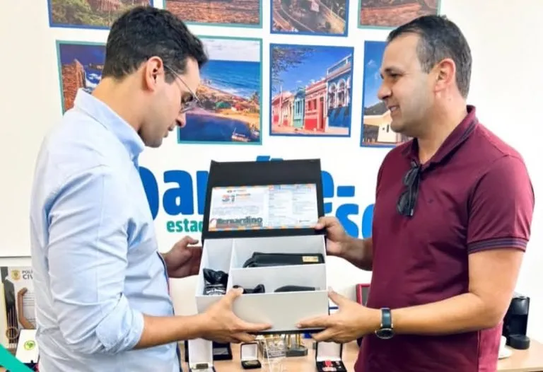 Aldo Andrade entrega convite das festividades de 31 anos de Bernardino Batista a Lucas Ribeiro|Foto: Divulgação