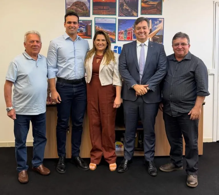Durante reunião (Foto: Assessoria)