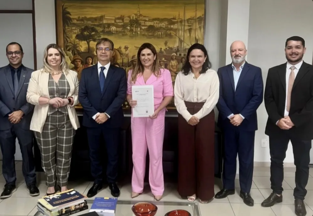 Prefeita de Cajazeiras, Corrinha Delfino, assina o Pacto Paraibano pela Primeira Infância