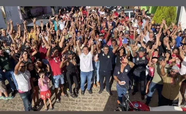 Leonardo Gadelha é recebido por multidão e lideranças políticas em Bernardino Batista