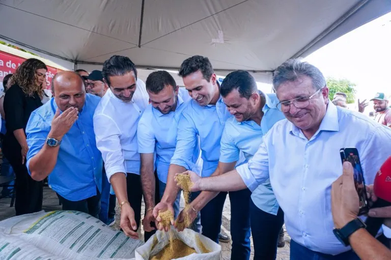 Lucas Ribeiro entrega polos de ração subsidiada em Itaporanga e Princesa Isabel e reforça apoio do Governo ao produtor rural