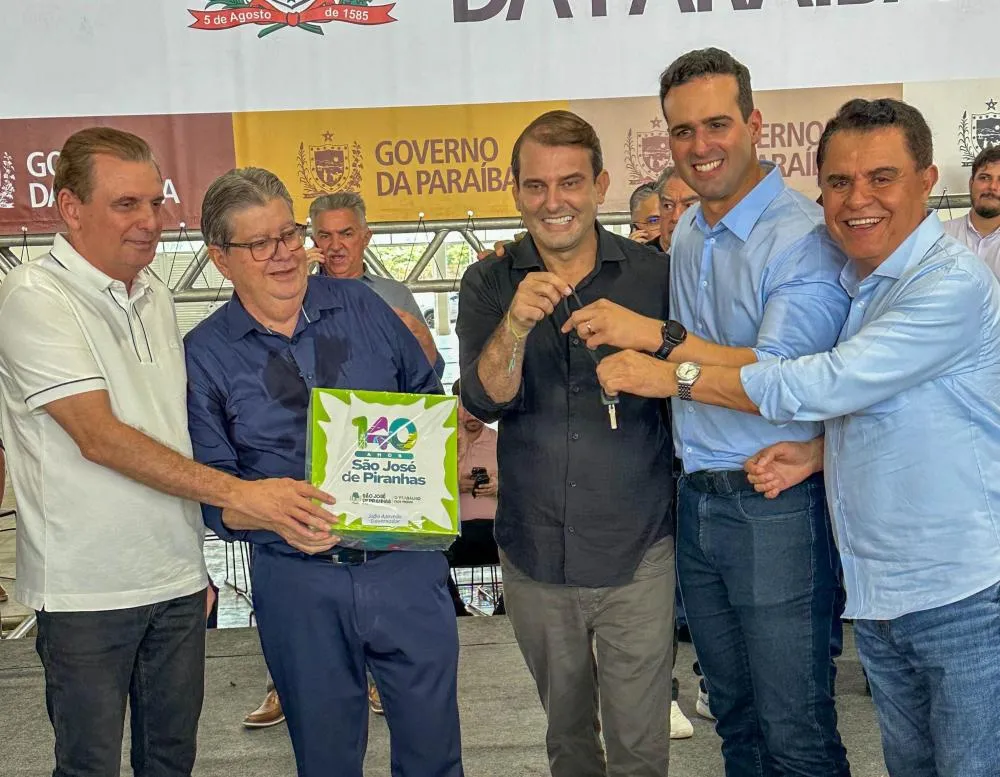 Prefeito Bal Lins recebe novo ônibus escolar e reforça compromisso com a educação em São José de Piranhas