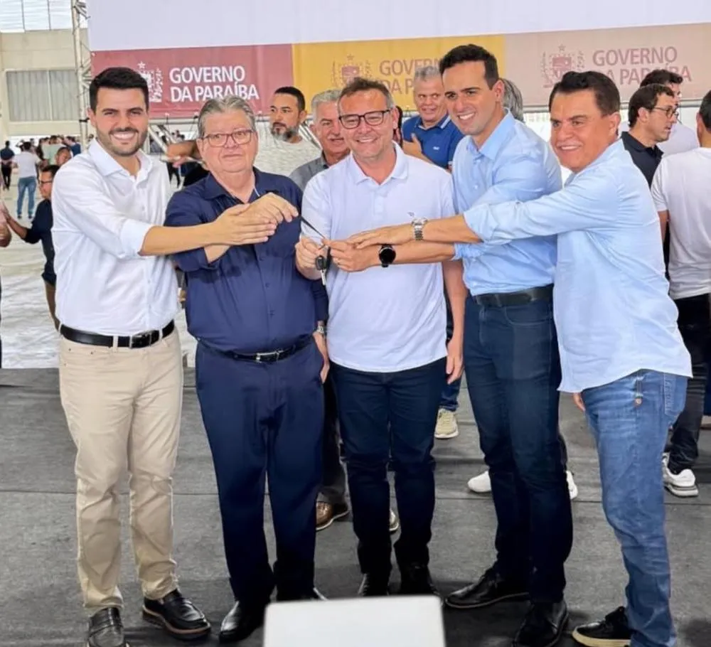 Prefeito João Cléber recebe novo ônibus escolar entregue pelo Governo do Estado para Santa Helena