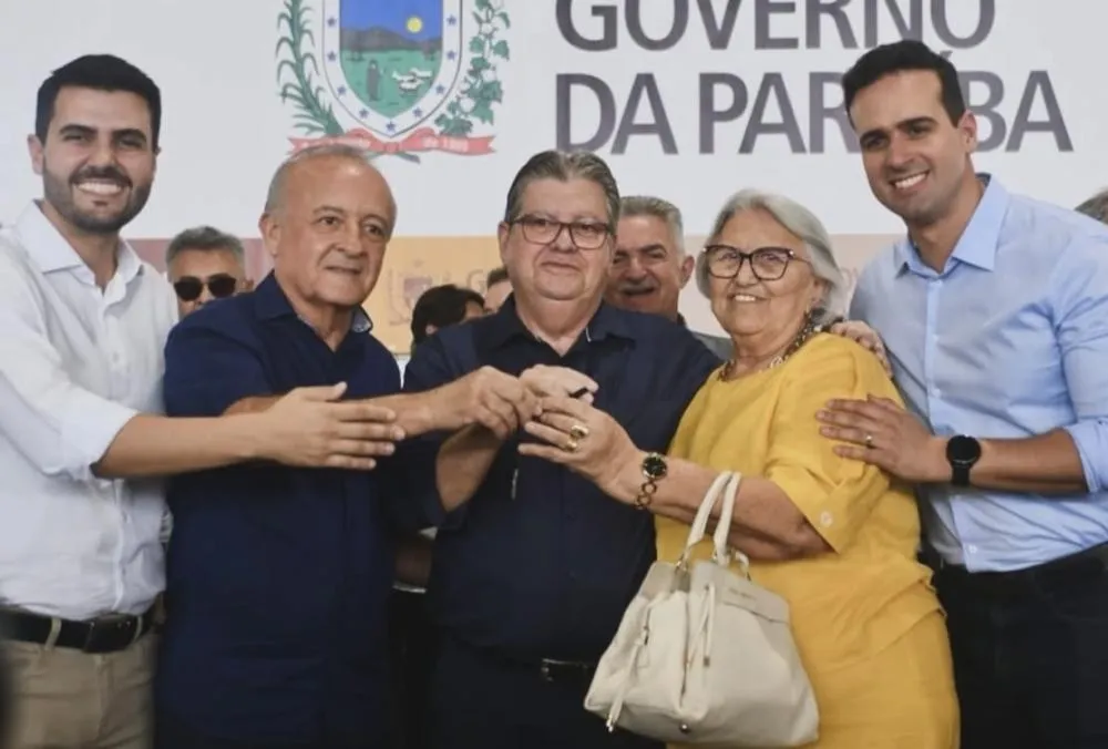 Branco Mendes reforça compromisso com a educação ao participar da entrega de 104 ônibus escolares na PB|Foto: Divulgação