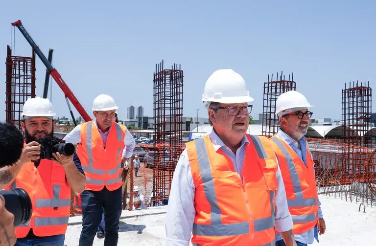 João Azevêdo inspeciona Ponte do Futuro, ao lado de integrantes da Apenge, e destaca importância da obra para o desenvolvimento econômico da região