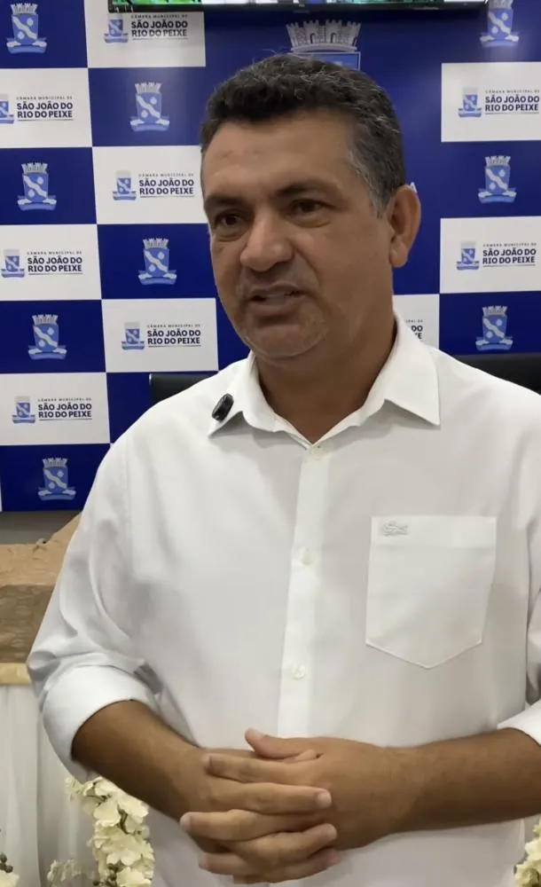 Prefeito Luiz Claudino prestigia posse dos vereadores mirins, em São João do Rio do Peixe