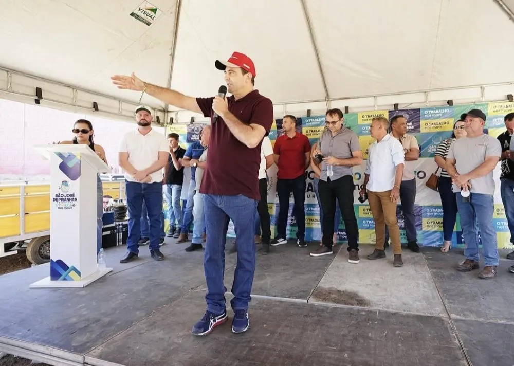 Prefeitura de São José de Piranhas realiza entrega de ensiladeiras, ônibus escolar e patrol em benefício da população rural