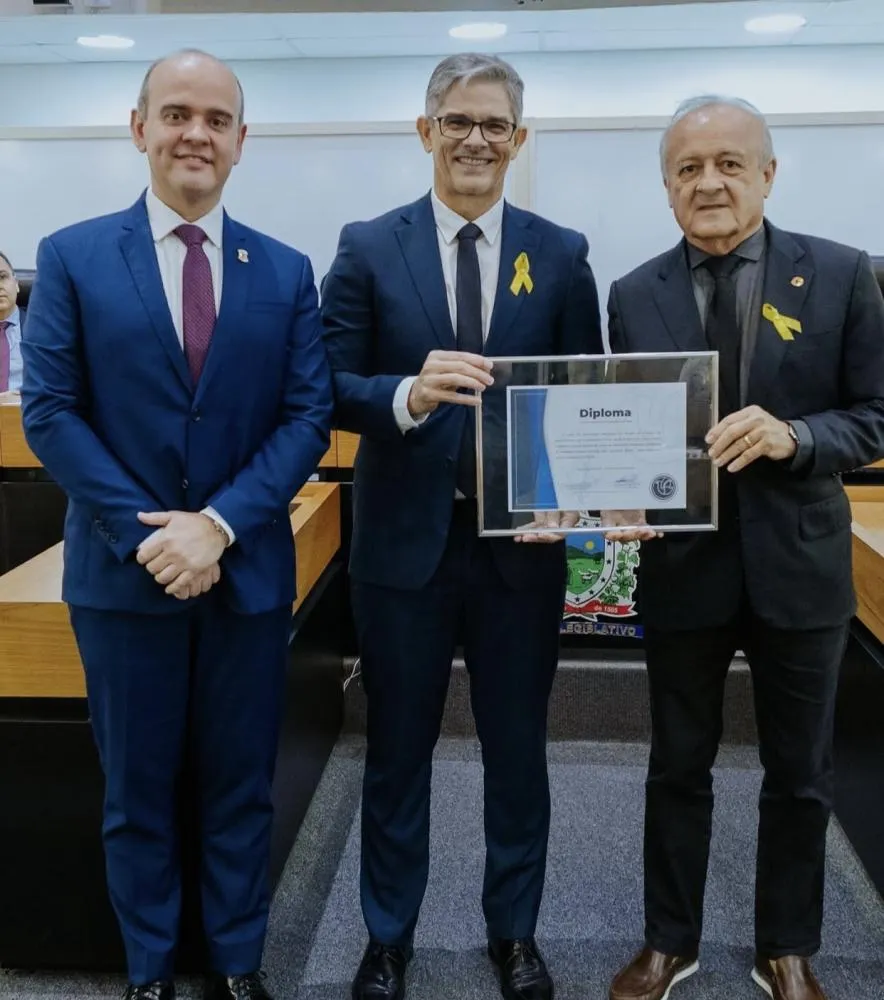 Deputado Branco Mendes entregando o diploma ao Professor Dr. Lucindo José Quintans Júnior|Foto: Assessoria