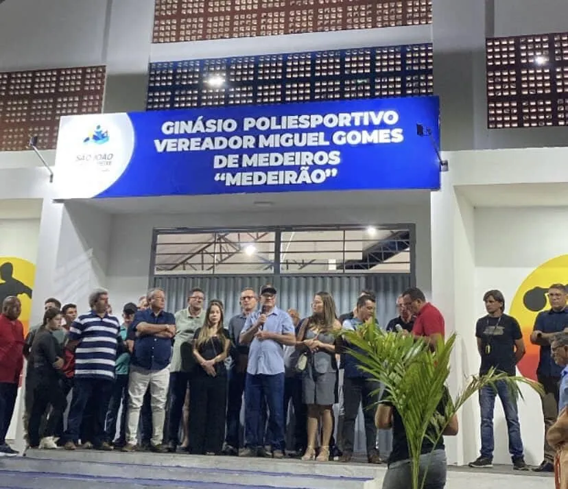 Prefeito Luiz Claudino inaugura ginásio de esportes “Medeirão” na comunidade de Pedra Redonda