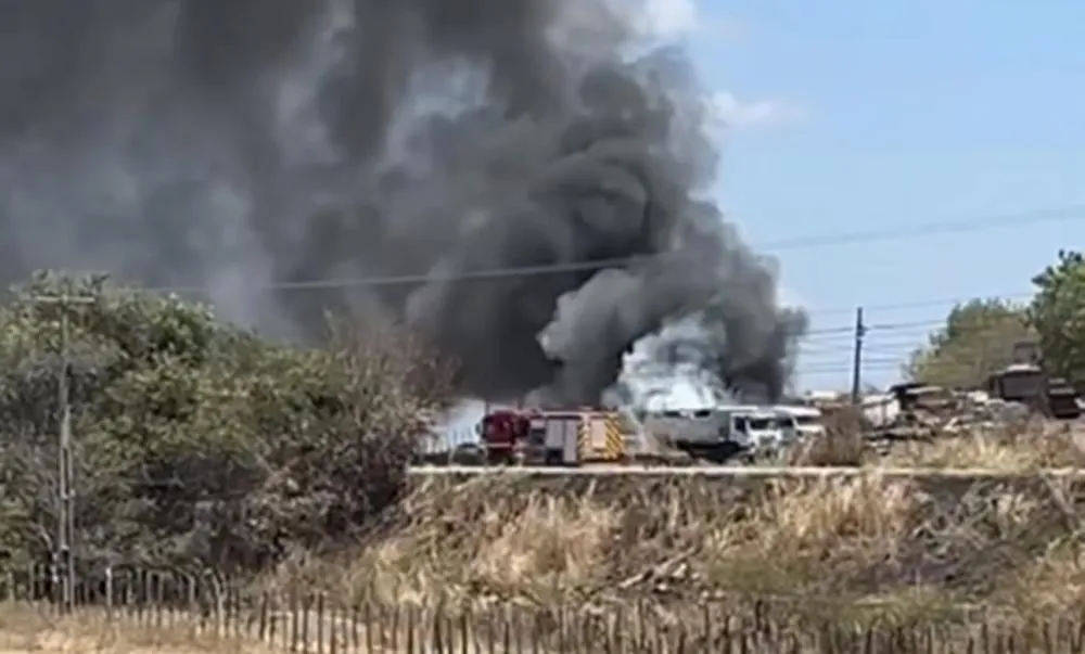  Incêndio destrói dezenas de veículos apreendidos em frente à delegacia da Polícia Civil, em Cajazeiras