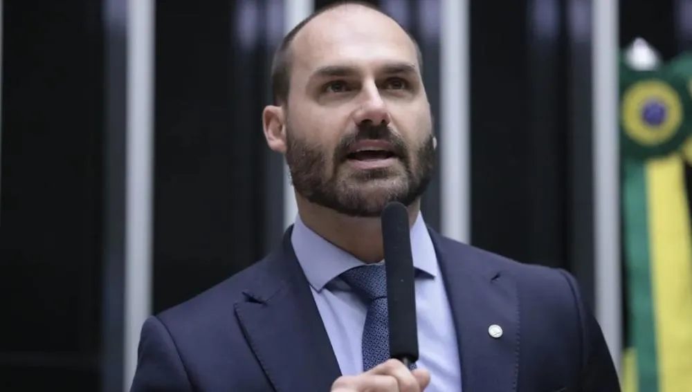 Eduardo Bolsonaro e blogueiro são denunciados pela PGR por coação contra STF