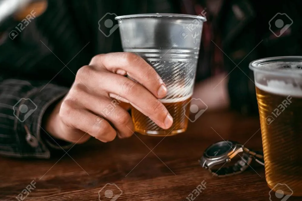 Intoxicações por metanol: Dois são presos e 50 mil garrafas de bebida são apreendidas em São Paulo 