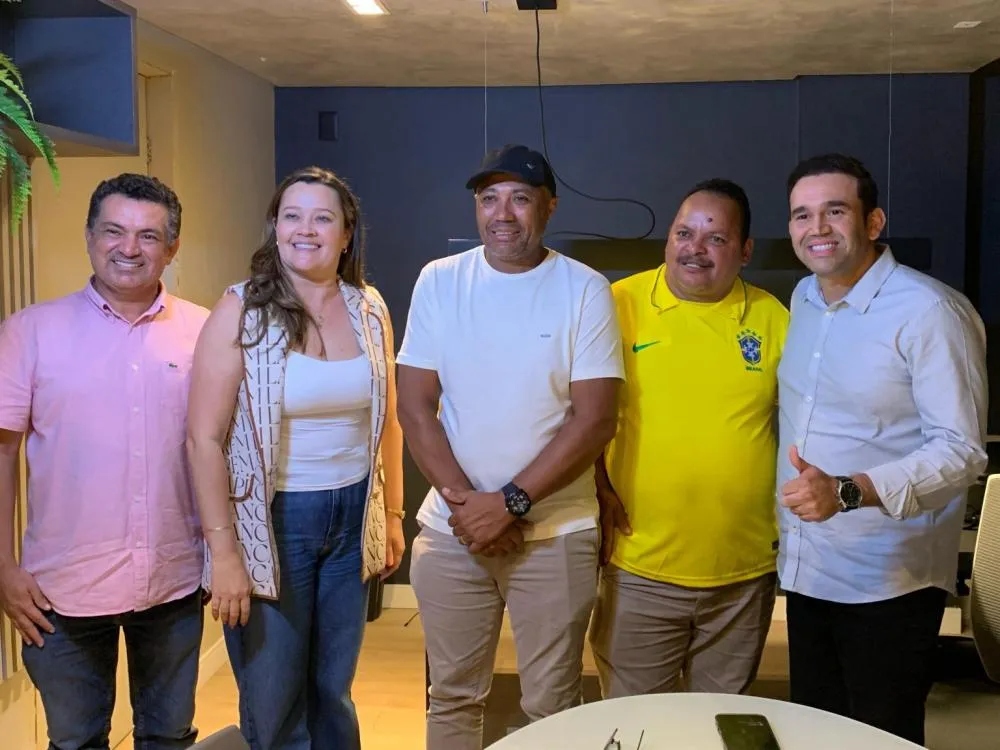 Ao lado de Luiz Claudino, pré-candidata a deputada Larúcia Sá recebe apoio de vereadores, em Caaporã