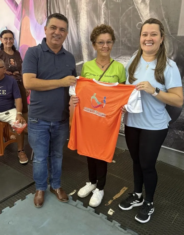 Luiz Claudino e Larúcia Sá participam de entrega de camisas aos idosos do programa Corpo em Ação