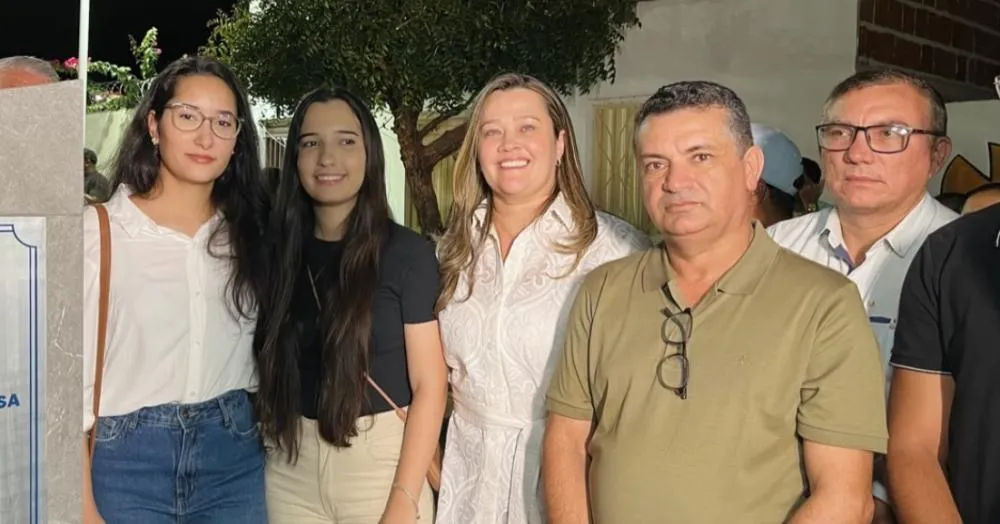 Prefeito Luiz Claudino e Larúcia Sá entregam praça e arena poliesportiva no bairro Tarcilio Pereira