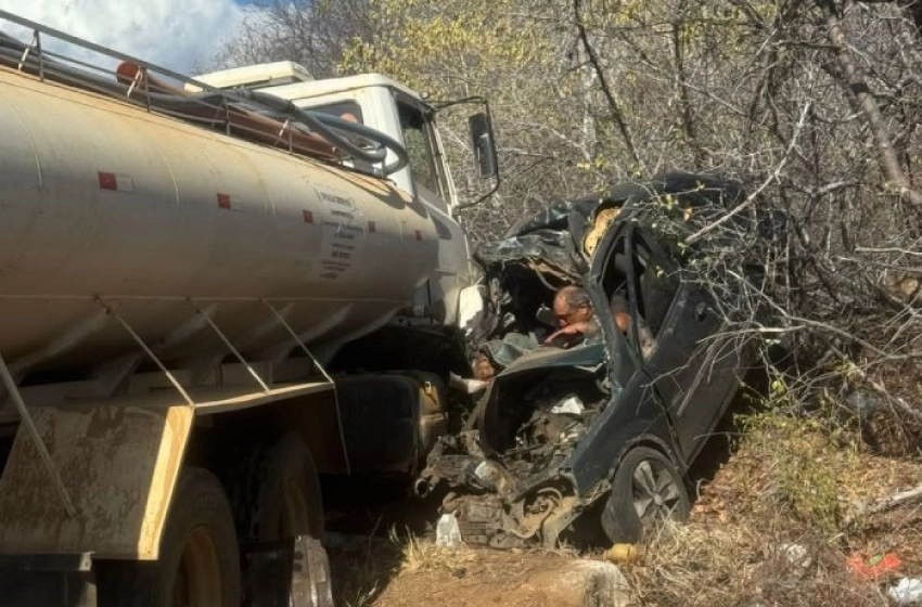 Ao menos duas pesoas morrem e outra fica em estado grave durante acidente entre Aparecida e Pombal 