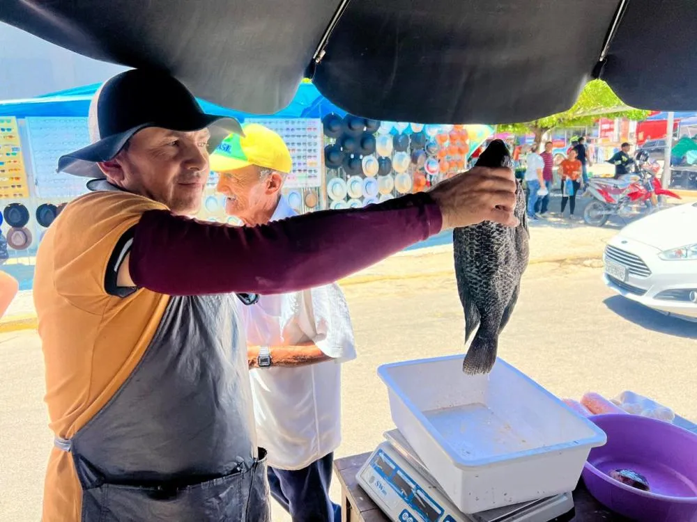 Feirante vende cerca de 300kg de peixe em dia de feira livre, em Cajazeiras