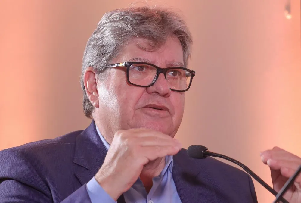 Governador João Azevêdo avalia possível filiação de Lucas Ribeiro ao PSB