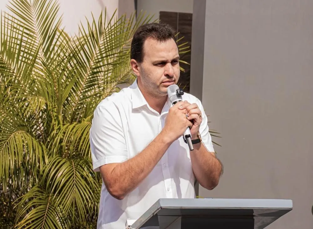 Prefeito Espedito Filho prestigia 31 anos de emancipação política de Poço de José de Moura ao lado da esposa, prefeita Laís Raquel