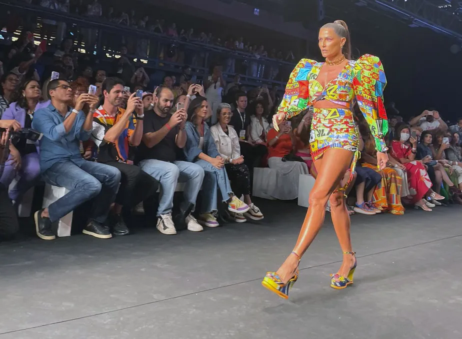 Famosos marcam presença no 5º dia do São Paulo Fashion Week