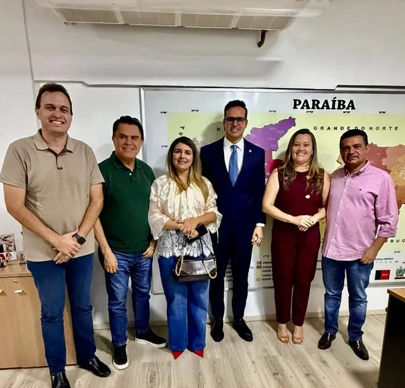 Prefeitos Luiz Claudino, Espedito Filho, Laís Raquel e a pré-candidata Larúcia Sá se reúnem com o governador em exercício Lucas Ribeiro