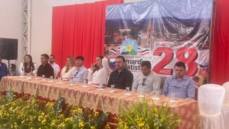 Prefeito de Bernardino Batista refuta cobranças da oposição e apresenta investimentos com recursos próprios