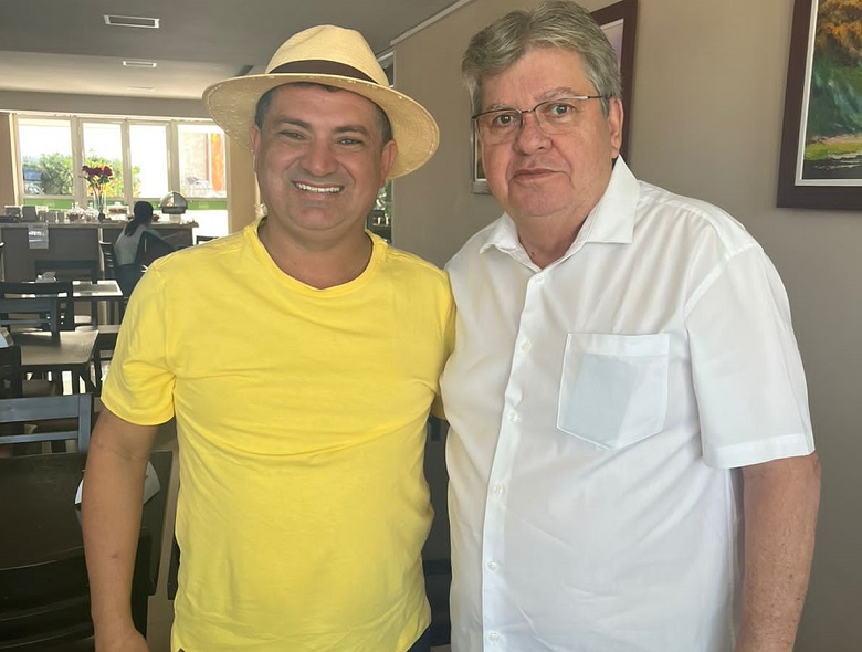  No dia seguinte ao grande evento do 40 em São João do Rio do Peixe, Luiz Claudino se reúne com João Azevedo para discutir os próximos rumos da campanha na região 