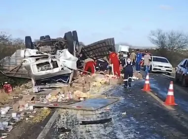 TRAGÉDIA: Acidente grave entre carros e caminhão deixa cinco mortos em Soledade