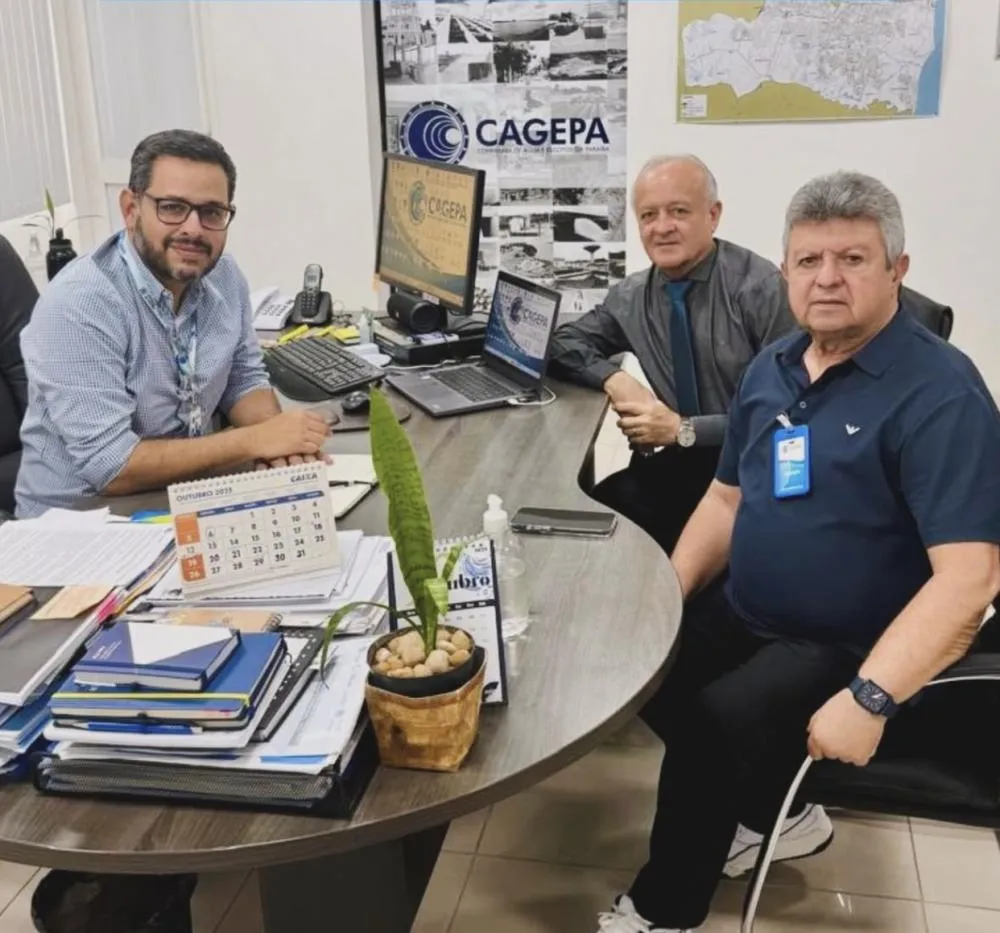 Ao lado do prefeito de Gurinhém, Branco Mendes dialoga com o presidente da Cagepa|Foto: Divulgação