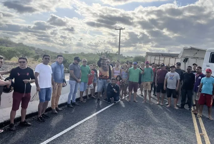 Moradores interditam PB-400 em protesto|Foto: Radar Sertanejo