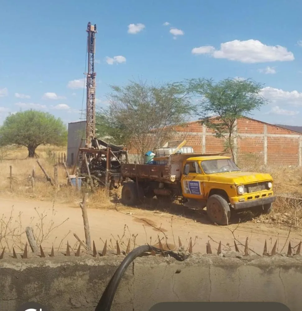 Poço sendo escavado, em Várzea da Ema