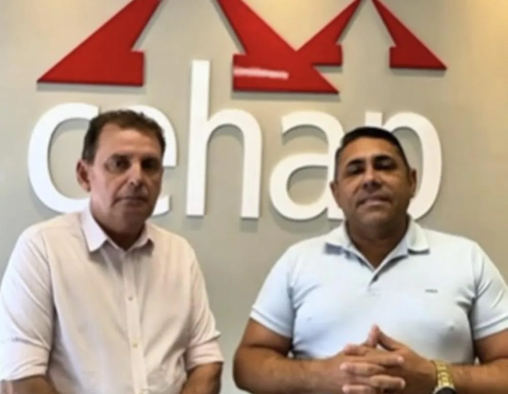 Chico Mendes e prefeito João Neto garantem 50 casas habitacionais e 50 cisternas para Aparecida-PB|Foto: Divulgação